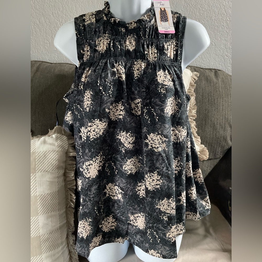 Joie sleeveless top Baltic print small
Ruffle around neckline stretch at chest